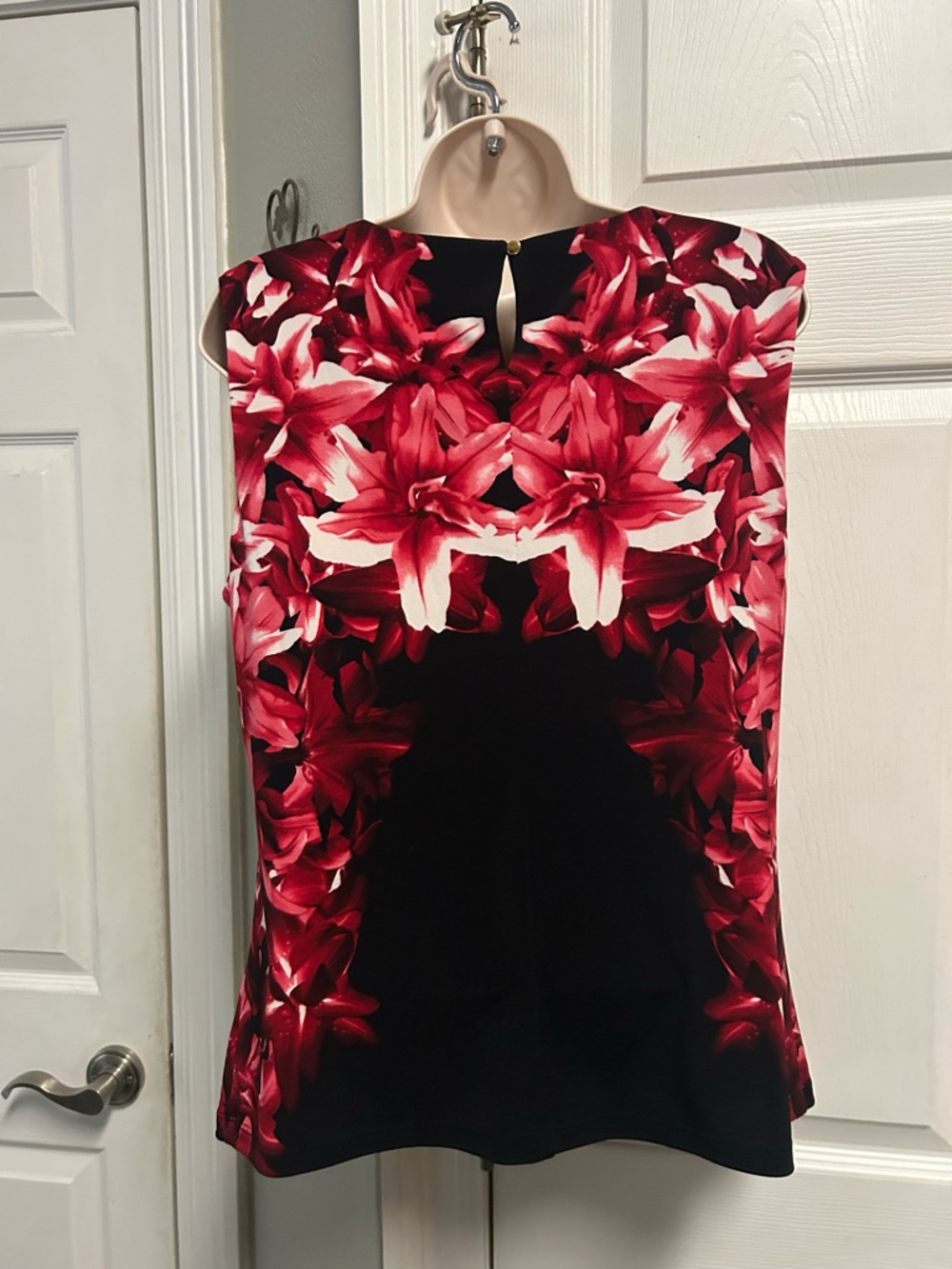 Calvin Klein Black Blouse with Bold Red Floral Print Pleats Tropical Sleeveless - Picture 3 of 10